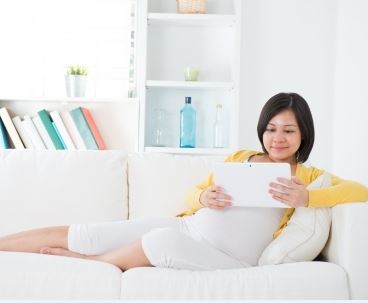 pregnant woman with tablet_s